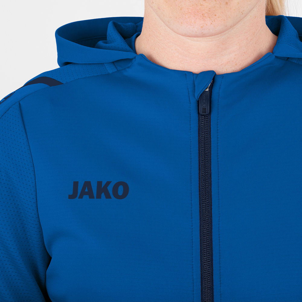 CHAQUETA DE ENTRENAMIENTO CON CAPUCHA JAKO CHALLENGE, ROYAL-MARINO MUJER. 